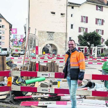 Die Gunst der Stunde - Der Altstadteingang ist momentan Baustelle. Walter Beer schaut hier als Bauherrenvertreter der Stadt nach dem Rechten. Bild: Marco Huwyler