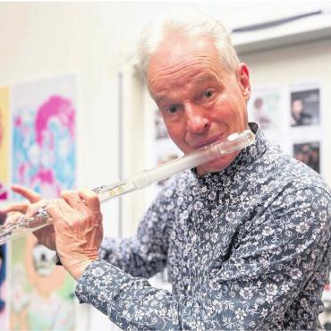 Der Klangtüftler startet durch - Zwar ist der Musiklehrer nun im Ruhestand, aber seine Leidenschaft für Querflöten ist ungebrochen. Hier präsentiert Stefan Keller seine neuste Querflöte, die gänzlich aus Plexiglas besteht – eine Rarität. Bild: Sabrina Salm