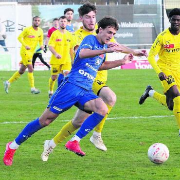 Es geht weiter aufwärts - René Baumanis (vorne) hat mit dem Tor zum 3:0 dem FC Wohlen den Sieg gesichert. Bild: Josip Lasic