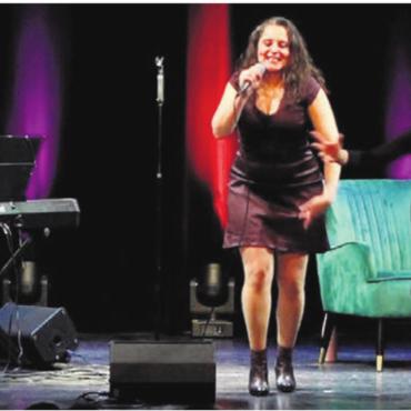 «Take a breath» - Thom Grüninger (Piano), Sandra Suter (Vocals) und Hildegard Keller (Text und Spiel) performen im Kellertheater Bremgarten. Bild: zg