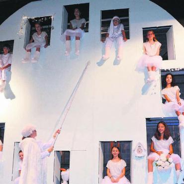 Unruhen im Winterland - Das Ziffernblatt spielt in «Winterwunderwald» eine entscheidende Rolle. Bilder: Roger Wetli