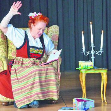 Revolver im Wahlkampf - Als Überraschungsgast teilt Schauspielerin Fabienne Hadorn ihre Kindheitserinnerungen bei der Grossmutter in Uezwil. Bilder: Thomas Stöckli