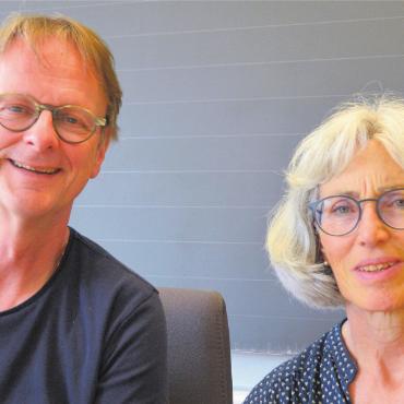 Schüler sind früher erwachsen - Der Sekundarschullehrer Thomas Leitch und die Realschullehrerin Anita Schertenleib geniessen ab dieser Woche ihren Ruhestand. Bild: Roger Wetli