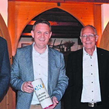Ein Netz für Kinder und Jugendliche - Lauter zufriedene Gesichter, von links: Carsten Diekmann (Stiftungsratspräsident Rotary Club Reusstal), Philippe Widmer (Präsident Rotary Club Freiamt), Josef Sachs (Stiftungsratspräsident Rotary Club Freiamt) und Thomas Widmer (Präsident Rotary Club Reusstal). Sie liessen die ROKJ-Tischbombe platzen. Bild: Annemarie Keusch