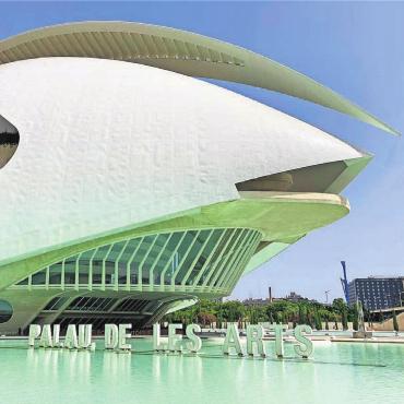 Der Sommer ist (fast) vorbei - Ende Juli war Renate Meyer aus Waltenschwil auf Familienurlaub in Valencia. Sie schreibt zum Bild: «In einer ganz anderen Welt haben wir uns dabei in der Stadt der Künste und der Wissenschaft gefühlt. Die aussergewöhnlichen Bauten haben uns sehr beeindruckt.»