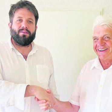 Ergänzung im Vorstand - Walter Oettli (rechts) wurde neu in den Vorstand der SVP Bremgarten gewählt. Präsident Claudio Müller beglückwünscht ihn. Bild: zg