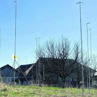 Bleibt ein besonderer Ort - Das alte Bauernhaus mit Scheune und Wiese hat lange Zeit das Ortsbild geprägt. Diesen Frühling wird es sich ändern – zwei Mehrfamilienhäuser werden erstellt. Bilder: Sabrina Salm