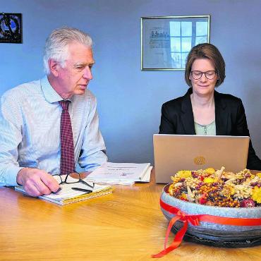 Ein rätselhaftes Steuerloch - Mehr Verlust als budgetiert – normalerweise ist es in Bremgarten umgekehrt. Stadtammann Raymond Tellenbach und Finanzleiterin Mirjam Zedi versuchen das aussergewöhnliche Ergebnis der Jahresrechnung zu erklären. Bild: Marco Huwyler