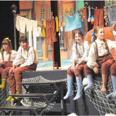 Eine fantastisches Abenteuer - Die Kinder der Gelb- und der Blausocken überlegen sich, wie sie den Streit der Erwachsenen schlichten können. Bilder: Roger Wetli