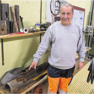 «Wasser ist meine Heimat» - Hanspeter Stöckli zeigt eine Wasserleitung, die es verchlöpft hat. Bis zu 50-mal kommt dies jährlich vor. Bild: Marco Huwyler