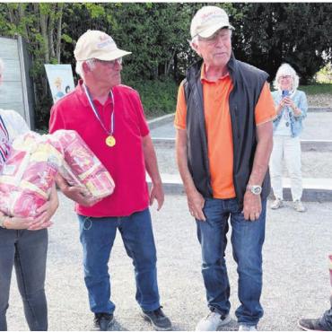 Gelungenes Eröffnungsturnier - Spielleiter Beni Felder (rechts) mit dem souveränen Siegerteam.    Bild: zg