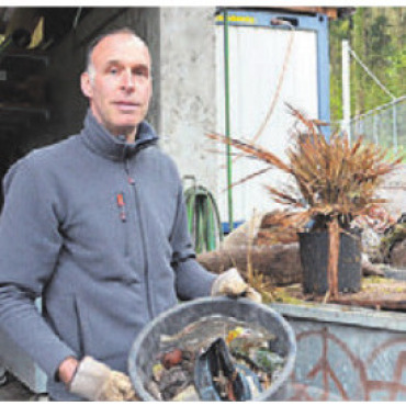 Viele Abfälle im Grüngut - Gunzenbühl-Betriebsleiter Thomas Stutz zeigt die Fremdstoffe. Bild: rwi