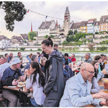 Musik, Genuss – und die WM - Vor der Kulisse Bremgartens lässt es sich besonders gut geniessen. Bild: huy