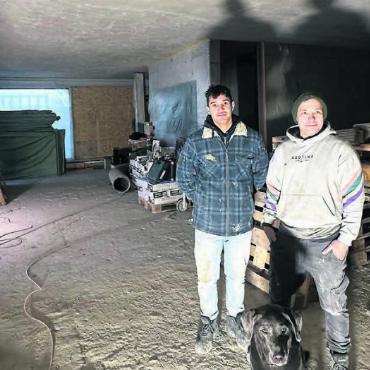 Das Happy End ist absehbar - «Es soll ein Ort werden, wo sich das Freiamt trifft»: Der Säuliämter Alfonso Bruchmann (links) und der Freiämter Sascha Heubacher auf der Baustelle des «Ciné Freiamt» – inklusive Hündin Chica. Bilder: Stefan Sprenger