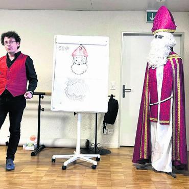 Mit dem Samichlaus in der Türkei - «Oberchlaus» Franky Weber bei seinen spannenden Ausführungen über den Heiligen St. Nikolaus von Myra. Bild: Walter Minder
