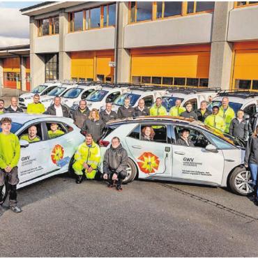 Solarstrom boomt weiterhin - Ein starkes Team im Einsatz für das Dorf: Geschäftsleiter Martin Hössli (vorne links) ist stolz auf das grosse Engagement und den Ideenreichtum der insgesamt 36 Mitarbeitenden. Bilder: zg