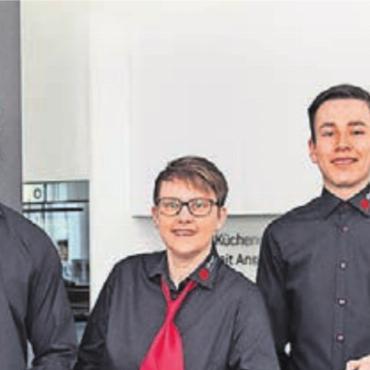 Wo Lebensqualität zu Hause ist - Fachkompetenz und Freundlichkeit – das Team des ibw-Shops (v. l.): Getoar Tasholli, Nicole Albrecht (Leiterin), Fabio Caruso (Lernender), Monika Ruch (Fachberaterin). Bild: Roger Wehrli
