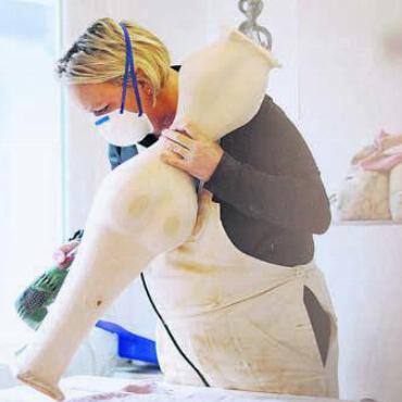 Ihre Sprache heisst Kunst - Evelyne Brader-Frank in ihrem Atelier.