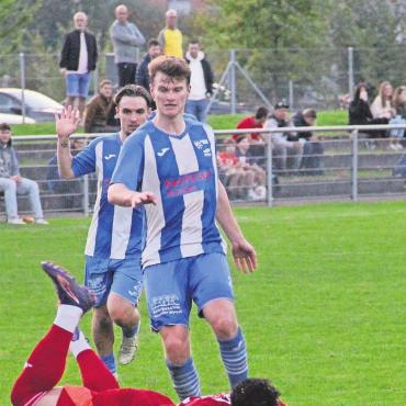 Bruchlandung verhindert - Der FC Muri verhindert dank einer soliden Defensivleistung eine Niederlage. Luigi Milicaj (unten) hatte die beste Chance in einem mässigen Spiel. Bild: pf