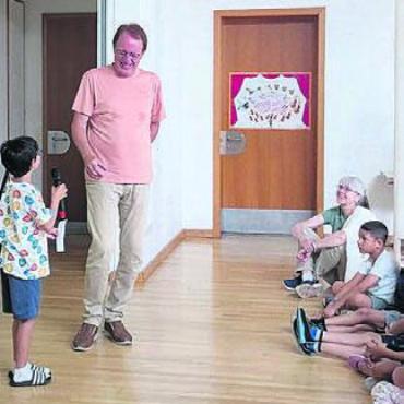 Erfahrungen weitergegeben - Gemeindeammann Peter Spring beantwortete die Fragen der Schüler. Bild: zg