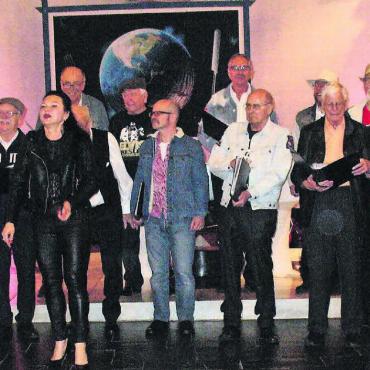 Buchstäblich «Knackige Oldies» - Mit berechtigtem Stolz präsentiert sich der Männerchor Rudolfstetten-Friedlisberg und Bergdietikon anlässlich des Konzerts in der Kirche Rudolfstetten. Bilder: Alphonse Hauser