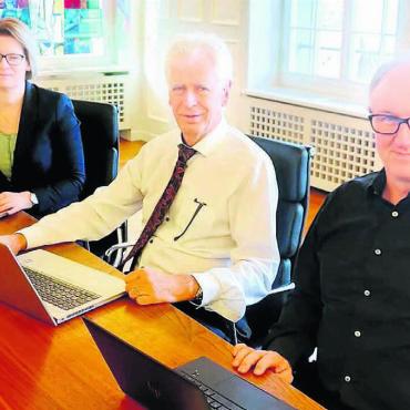 Markante Steuererhöhung - Mirjam Zedi, Raymond Tellenbach und Beat Neuenschwander (von links) erklären, warum es nun dringend eine Steuererhöhung braucht. Bild: Marco Huwyler