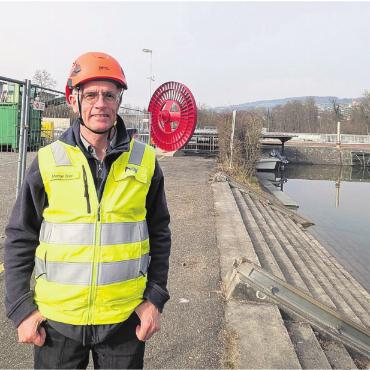 «Wie eine Passstrasse» - Kraftwerksleiter Marcel Bieri begleitet den Baustart. In insgesamt vier Etappen wird die Fischaufstiegshilfe rund um sein Kraftwerk verwirklicht. Bild: Marco Huwyler