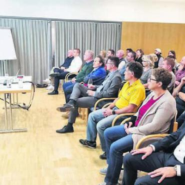 «Dimensionen wie beim Fondueabend» - Lukas Nauer referierte vor den zahlreich erschienenen Mitgliedern des HGV. Bild: zg