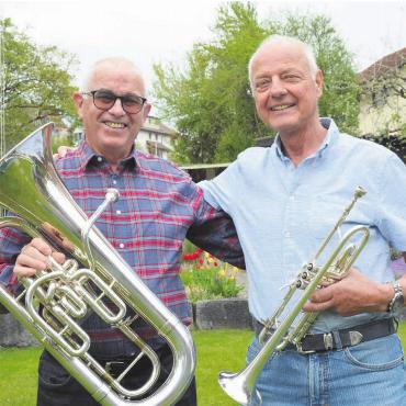 Wie eine zweite Familie - Hanspeter Hagenbuch (links) und Sepp Eichholzer verbindet unter anderem die gemeinsame Liebe zur Musik. Bild: Annemarie Keusch
