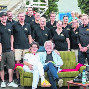 Versprechen gehalten - «Super Organisation», loben Emil und Niccel Steinberger (auf dem Sofa) die Crew des Vereins «Kino uf em Dorfplatz» und ihre Helferinnen und Helfer. Bilder: Sabrina Salm