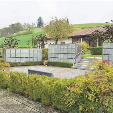 Sparen mit Doppelantrag - Diese Urnenwand soll durch eine zweite ergänzt werden. Bild: Roger Wetli