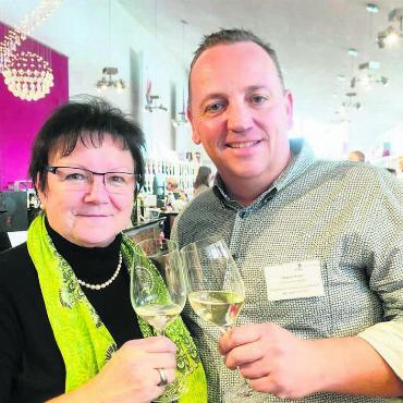 «Ein sehr spezieller Moment» - Vizeammann Doris Stöckli gratuliert Stephan Troxler zur Wahl in ihr Gremium. Bild: Marco Huwyler