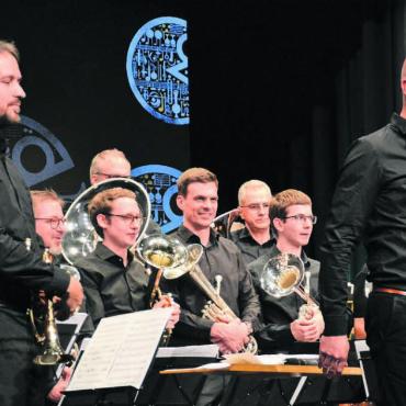 Musikverein Künten gewinnt - Der Musikverein Künten holt sich den verdienten Applaus für sein Konzert ab. Bilder: Albert Schumacher