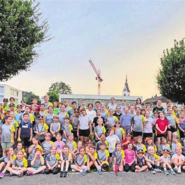 Postenlauf um die Turnhalle - Rund 120 Kinder und Jugendliche erlebten einen besonderen Abschluss vor den Sommerferien. Bild: zg