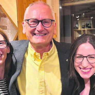 Wahlen und Nomination - Posieren für ein gemeinsames Foto: Susanne Gygax (Grossratskandidatin 2024), der neue Präsident der Ortspartei Thomas Winkler und das neue Vorstandsmitglied Luana Azzarito. Bild: zg