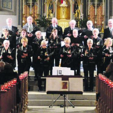 Jetzt kann Weihnachten kommen - Der Cäcilienverein Villmergen präsentierte sich beim Auftritt in der Pfarrkirche stimmgewaltig und äusserst harmonisch. Bilder: Chregi Hansen