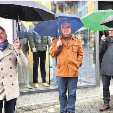 Die Altstadt wird transparenter - Dr. Jonas Kallenbach (links) von der kantonalen Denkmalpflege führt die Gästeschar anlässlich der Einweihung der neuen Beschilderung durch die Altstadt. Das Regenwetter hält nicht vom spannenden Stadtrundgang ab.