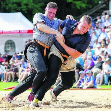 Den Bubentraum schaffen - Jonas Wüthrich (links) im Duell mit dem Eidgenossen Adrian Odermatt am Basellandschaftlichen. 
Bild: Freshfocus