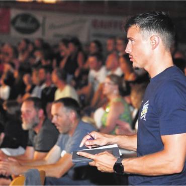 Den Berg erklimmen - «Wir brauchen jetzt jeden Support»: Michael Bucher hofft auf eine volle Hütte. Der Glaube an die Wende ist da. Bild: awa