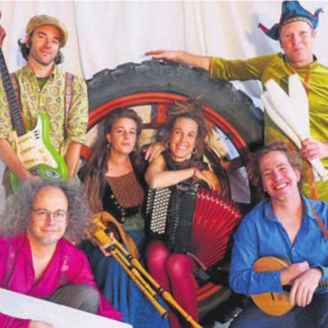 Mundart, Schalk und Poesie - Sechs Schweizer Mundartmusiker wagen sich auf die Pfade der fahrenden Musiker von einst. Unter ihnen ist mit Nick Spalinger (rechts unten) auch ein Bremgarter. Bild: