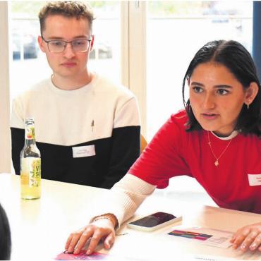Spüren, was die Jungen bewegt - Sana Wazir war vor Jahresfrist noch als Mitglied des Jugendrates dabei: Nun ist sie als Projektleiterin Jugendsession tätig. Links Einwohnerrat Lionel Zingg von der FDP.
Bild: Archiv/dm