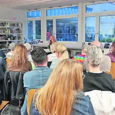 Spannung und Unterhaltung pur - Die von der Dorfbibliothek und dem Kulturkreis gemeinsam organisierte Lesung zog viele Zuhörer und Zuhörerinnen an. Bild: zg