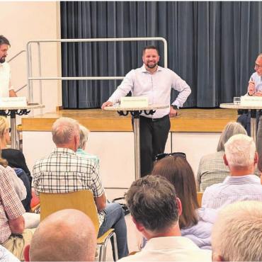 «Drei für den Stadtrat» - In der Runde der drei neuen Stadtratsaspiranten um Claudio Müller (SVP), Sandro Schmid (GLP) und Peter Werder (FDP) wurde eifrig diskutiert  und zuweilen auch mit- und über einander gelacht. 
Bilder: Marco Huwyler