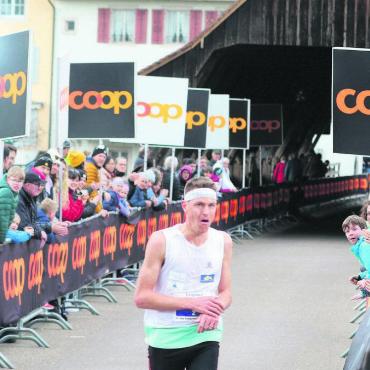 Besser als gut - Eine Pace von 2 Minuten und 53 Sekunden für einen Kilometer: Sieger Matthias Kyburz erstaunt beim Zieleinlauf mit einer grandiosen Zeit. Bild: Stefan Sprenger