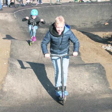 Parcours offiziell eröffnet - Mit Kickboards eine Hügellandschaft rauf- und runtersausen kann man nun auch in Bremgarten. Ganz zur Freude zahlreicher Kinder. Bild: Vincenz Brunner