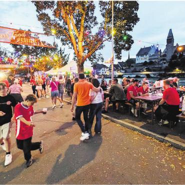 Musik, Genuss – und die WM - Eine Erfolgsgeschichte: Bereits zum siebten Mal lädt Bremgarten im Sommer zum Reussfoodfestival mit seiner unvergleichlichen Atmosphäre  heuer zeitgleich mit der WM. Wie 2024 dürfte man hier an Schweizer Spieltagen also manch rotes T-Shirt erspähen. 
Bilder: Archiv/huy
