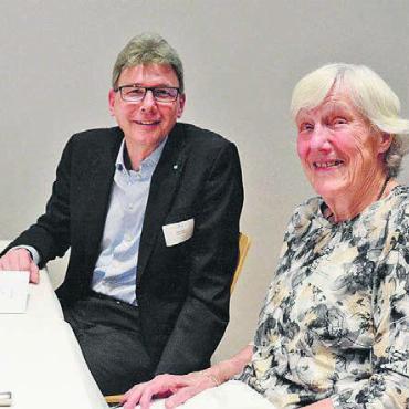 Kinder auf ihrem Weg begleiten - Hatten sich einiges zu erzählen: Regierungsrat Dieter Egli und die Gründerin der Stiftung, Agnes Wehrli, sassen am gleichen Tisch.