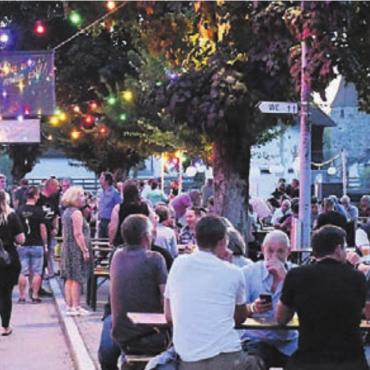 Reussufer lädt zum gediegenen Fest - Das Reussufer beim Casino bietet bald vier Tage lang feines Essen und Musik. Bild: huy (Archiv)