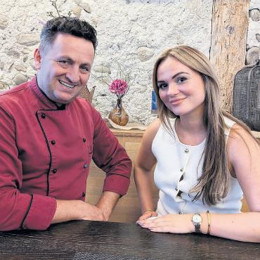 Mamma wird wieder Waage - Tali und Sabrina Fraissler freuen sich auf ihr österreichisches Restaurant in Bremgarten. Bild: Marco Huwyler