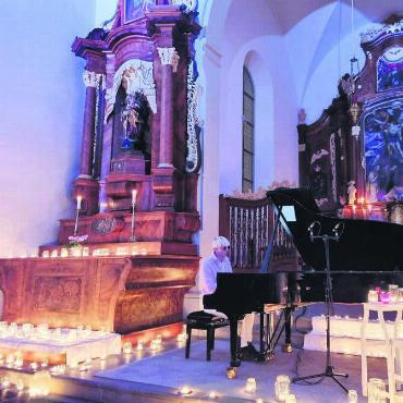 «Leuchtender Moment» - Die Kapuzinerkirche getaucht in das Licht von Hunderten Teelichtern bot die ideale Kulisse für ein ganz besonderes Konzert von Pianokünstler Piano Prince. Bild: zg